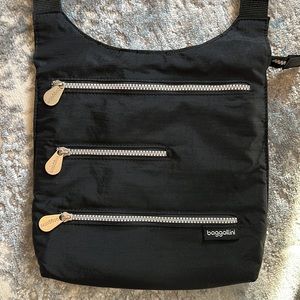 baggallini messenger bag in black